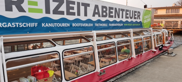 Bild von der MS Cospuden, festgemacht am Passagiersteg, am Nachmittag. Aufgenommen am 29.03.2025 von © Andersen Storm