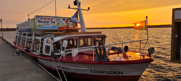 Bild von der MS Cospuden, festgemacht am Passagiersteg, der Abendhimmel leuchtet golden. Aufgenommen am 29.03.2025 von © Andersen Storm